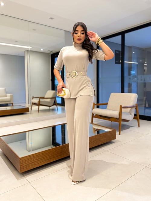 CONJUNTO MOLETINHO COM CINTO PANTALONA GOLA ALTA BEGE