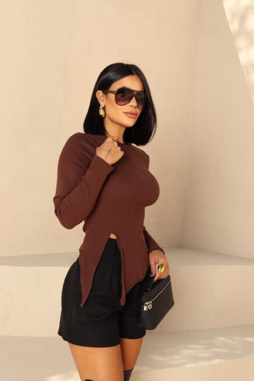 BLUSA ASSIMÉTRICA CANELADA MARROM