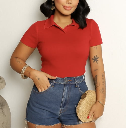 BLUSA CANELADA COM GOLA VERMELHA