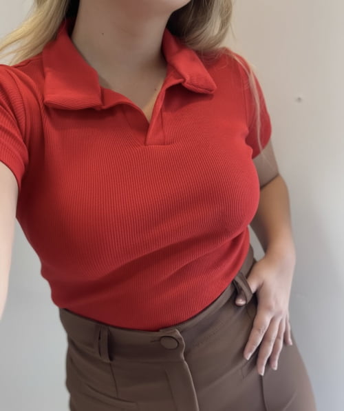 BLUSA CANELADA COM GOLA VERMELHA